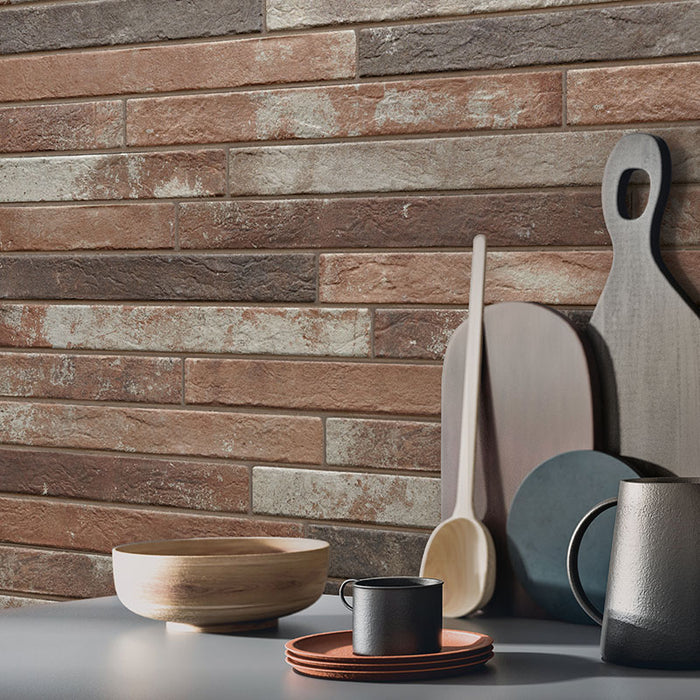 Dettaglio cucina con rivestimento in gres porcellanato effetto mattoncino opaco 4.8x45 cm della collezione Harlem, colore Red di Ceramica Rondine