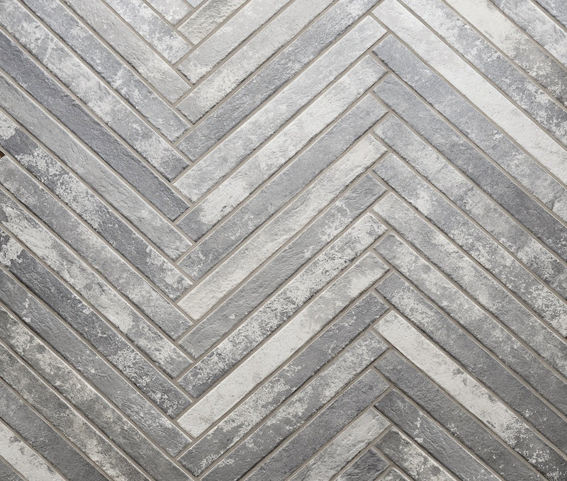 Dettaglio posato piastrella per pavimento e rivestimento in gres porcellanato effetto mattoncino opaco 4.8x45 cm della collezione Harlem, colore Light Grey di Ceramica Rondine