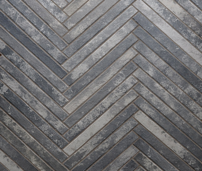 Dettaglio posato piastrella per pavimento e rivestimento in gres porcellanato effetto mattoncino opaco 4.8x45 cm della collezione Harlem, colore Dark Grey di Ceramica Rondine