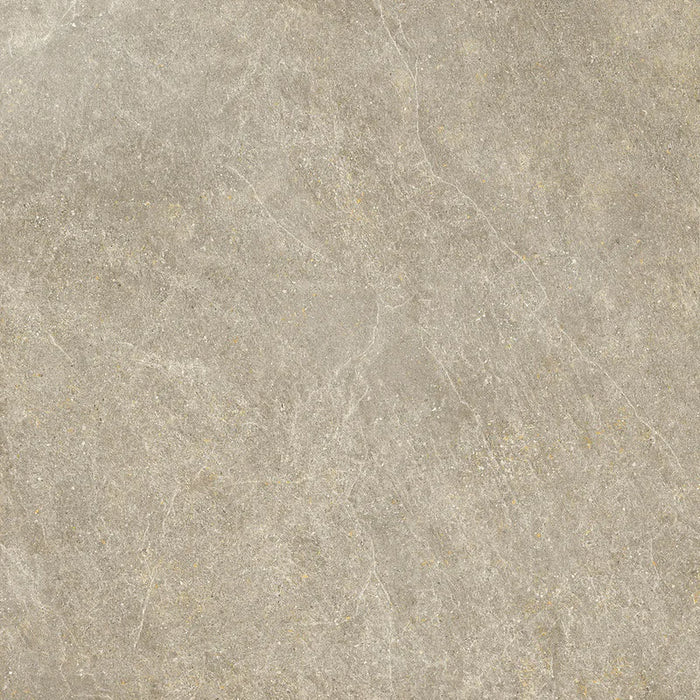 Piastrella Dolomia Taupe di Herberia Ceramiche in gres porcellanato effetto pietra 90x90 cm per pavimenti e rivestimenti contemporanei.