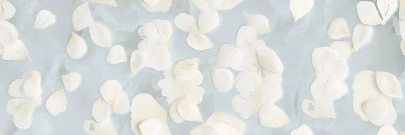 piastrella Petali Cobalto della collezione Onici di Herberia Ceramiche in formato 33x100