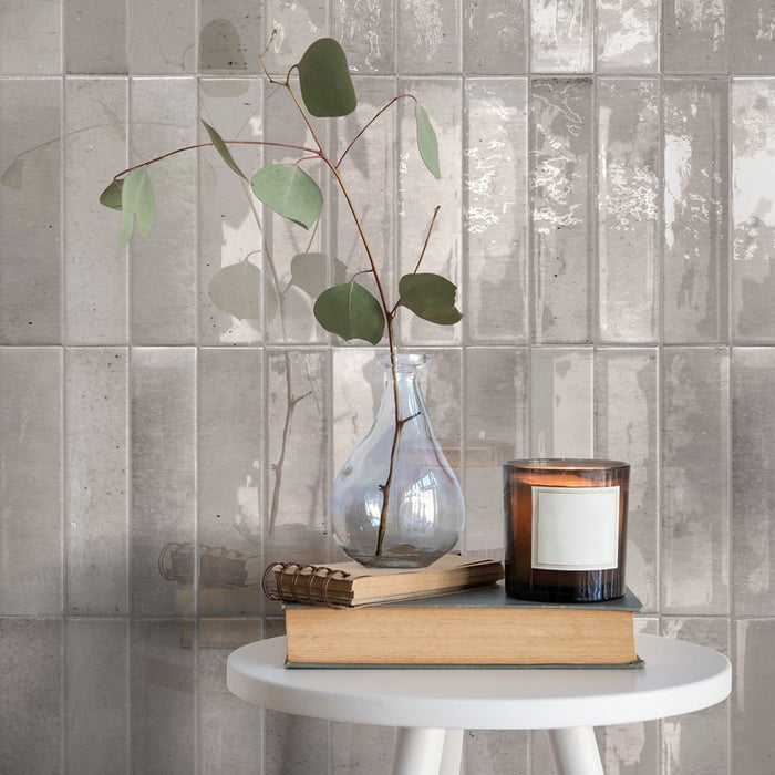 Ambientazione con particolare su parete rivestita con serie home brick di Self Style keradom colore ash