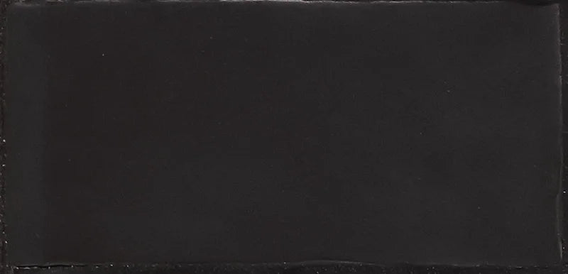 Dettaglio Piastrella da rivestimento in pasta bianca serie Hops di 41zero42, effetto mattoncino artigianale opaco, formato 7.5x15 cm, Colore Matte Nero