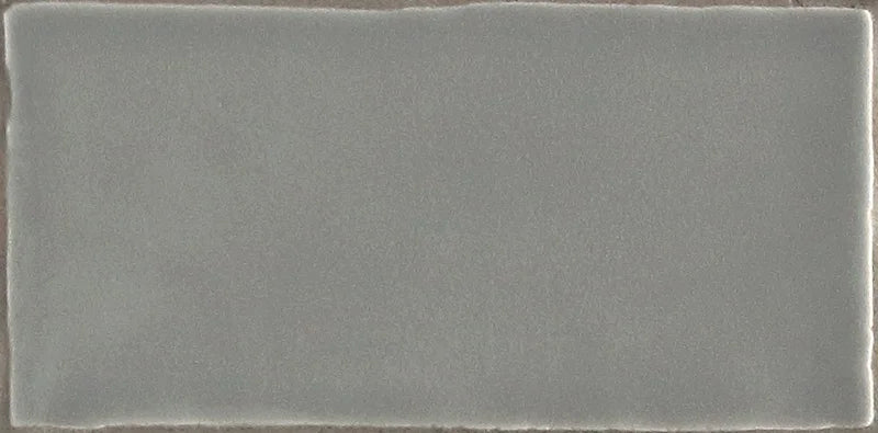 Dettaglio Piastrella da rivestimento in pasta bianca serie Hops di 41zero42, effetto mattoncino artigianale opaco, formato 7.5x15 cm, Colore Matte Grigio