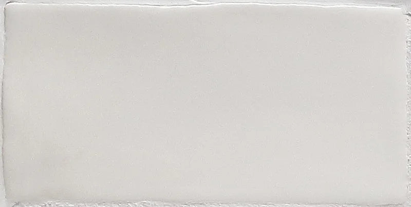 Dettaglio Piastrella da rivestimento in pasta bianca serie Hops di 41zero42, effetto mattoncino artigianale opaco, formato 7.5x15 cm, Colore Matte White