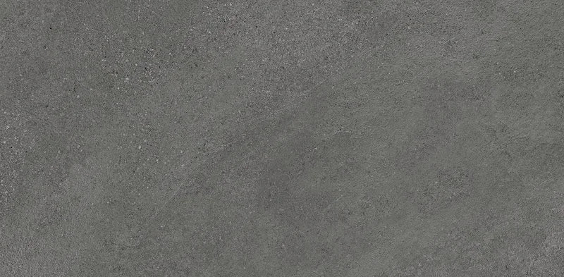 Piastrella ArkiStone Carbone di Idea Ceramica in gres porcellanato effetto pietra 30x60 cm per pavimenti e rivestimenti esterni contemporanei
