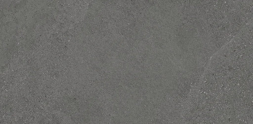 Piastrella ArkiStone Carbone di Idea Ceramica in gres porcellanato effetto pietra 30x60 cm per pavimenti e rivestimenti esterni contemporanei