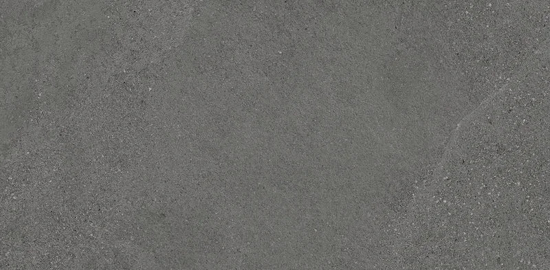 Piastrella ArkiStone Carbone di Idea Ceramica in gres porcellanato effetto pietra 30x60 cm per pavimenti e rivestimenti esterni contemporanei