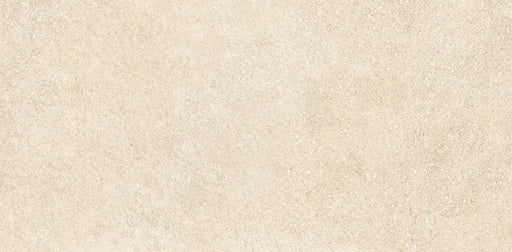 Piastrella ArkiStone Vanilla di Idea Ceramica in gres porcellanato effetto pietra 30x60 cm per pavimenti e rivestimenti contemporanei