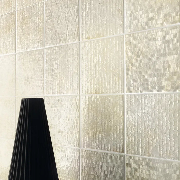 Ambientazione piastrella per rivestimento in gres porcellanato effetto Scalpellato Lucido 16,5X16,5 cm della collezione Inciso, colore Desert di Ceramica Settecento