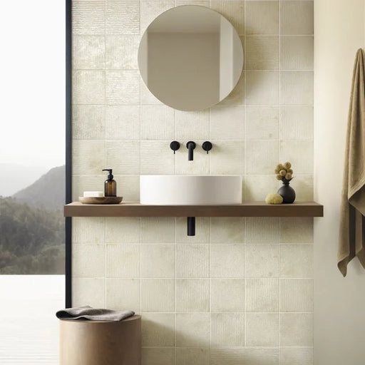 Bagno moderno con rivestimento effetto scalpellato e superficie a rilievo colore avorio. Collezione Inciso di ceramiche settecento formato 16.5x16.5 colore desert