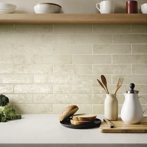 Dettaglio ambientazione cucina minimalista piastrella per rivestimento in gres porcellanato effetto mattoncino lucido 7,5x30 cm della collezione Inciso, colore Desert di Ceramica Settecento