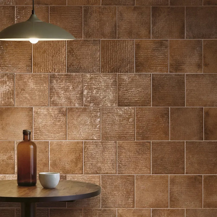 Ambientazione di rivestimento con piastrella per rivestimento in gres porcellanato effetto Scalpellato Lucido 16,5X16,5 cm della collezione Inciso, colore Earth di Ceramica Settecento