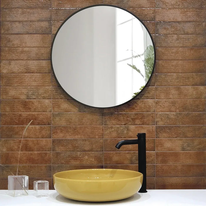 Dettaglio ambientazione bagno minimalista con lavabo giallo e  piastrelle per rivestimento in gres porcellanato effetto mattoncino lucido 7,5x30 cm della collezione Inciso, colore Earth di Ceramica Settecento