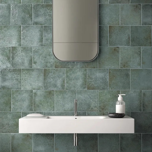 Ambientazione bagno moderno e Minimalista con piastrella per rivestimento in gres porcellanato effetto Scalpellato Lucido 16,5X16,5 cm della collezione Inciso, colore Jade di Ceramica Settecento