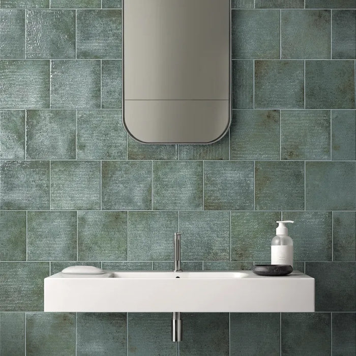 Ambientazione bagno moderno e Minimalista con piastrella per rivestimento in gres porcellanato effetto Scalpellato Lucido 16,5X16,5 cm della collezione Inciso, colore Jade di Ceramica Settecento