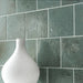 Ambientazione con piastrella per rivestimento in gres porcellanato effetto Scalpellato Lucido 16,5X16,5 cm della collezione Inciso, colore Jade di Ceramica Settecento parete cucina