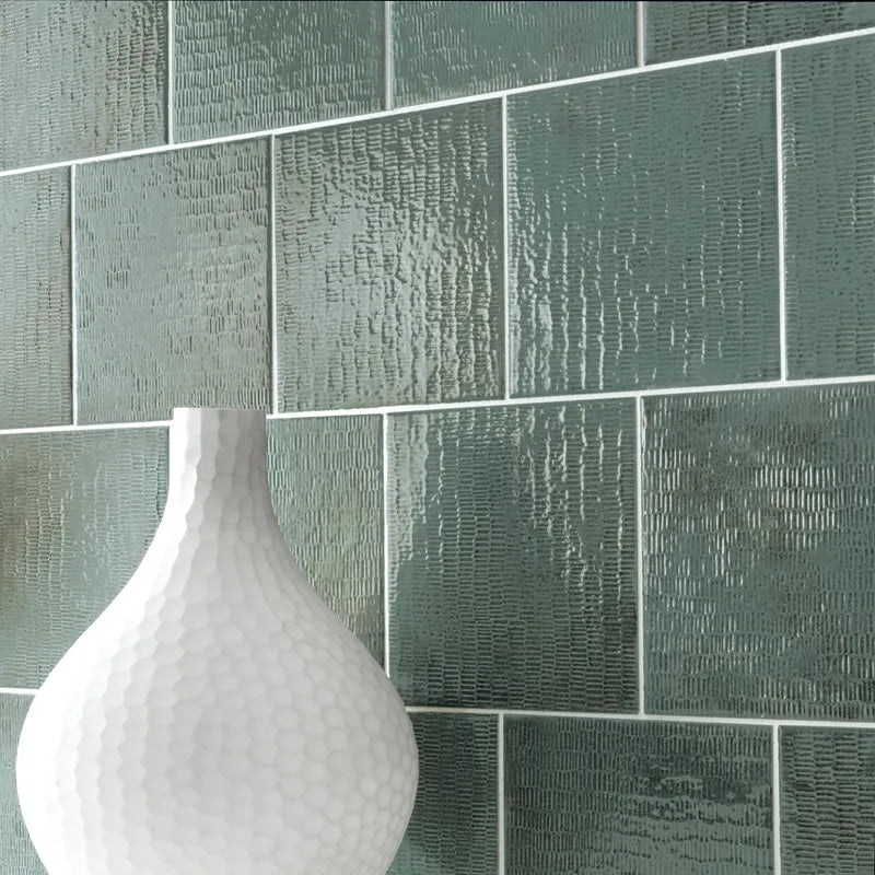 Ambientazione con piastrella per rivestimento in gres porcellanato effetto Scalpellato Lucido 16,5X16,5 cm della collezione Inciso, colore Jade di Ceramica Settecento parete cucina
