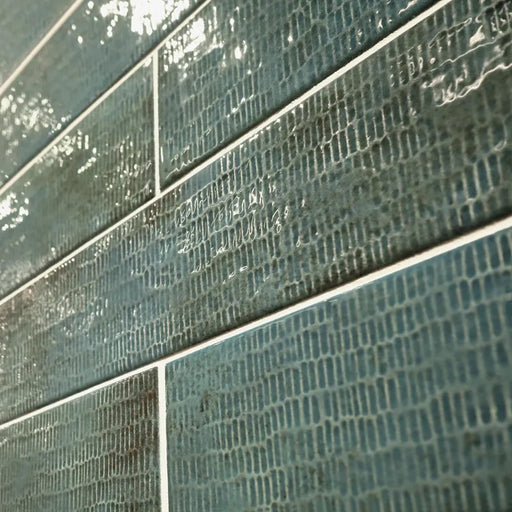 Dettaglio ambientazione piastrella per rivestimento in gres porcellanato effetto mattoncino lucido 7,5x30 cm della collezione Inciso, colore Jade  di Ceramica Settecento