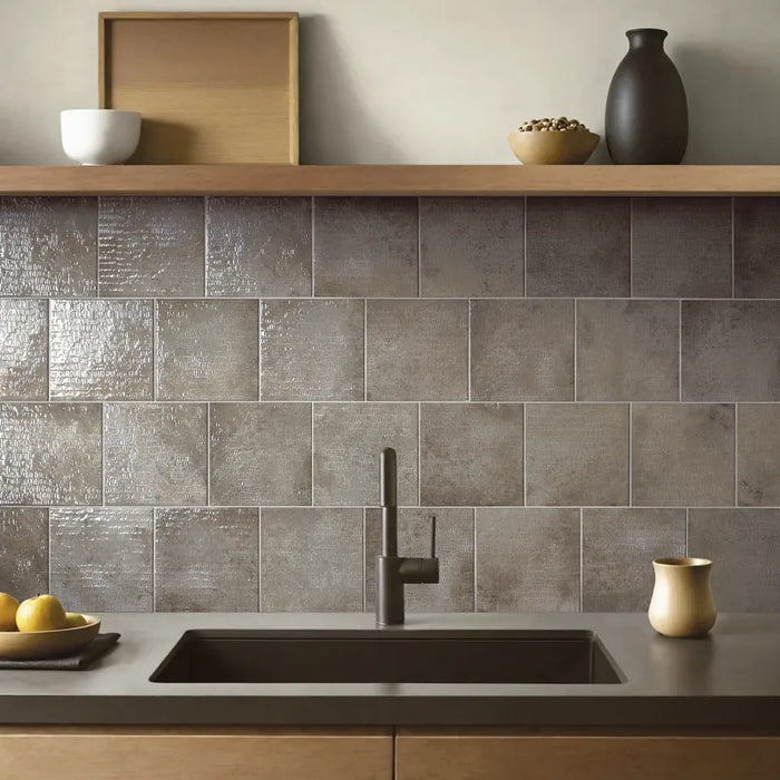 Ambientazione Cucina Moderna con piastrella per rivestimento in gres porcellanato effetto Scalpellato Lucido 16,5X16,5 cm della collezione Inciso, colore Pebble di Ceramica Settecento, rivestimento cucina moderno