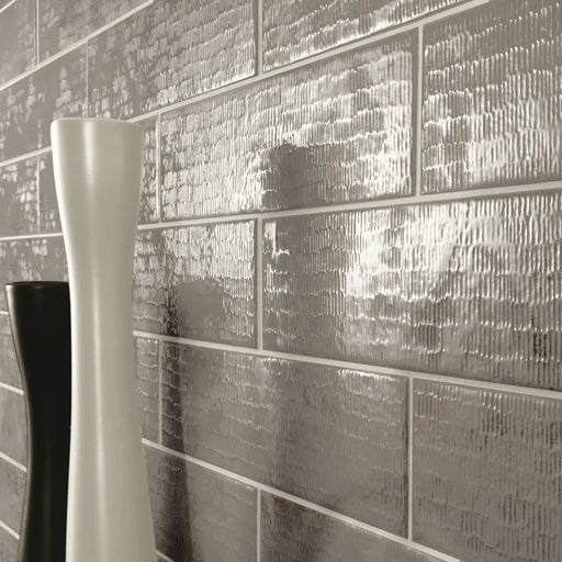 Dettaglio ambientazione piastrella per rivestimento in gres porcellanato effetto mattoncino lucido 7,5x30 cm della collezione Inciso, colore Pebble di Ceramica Settecento