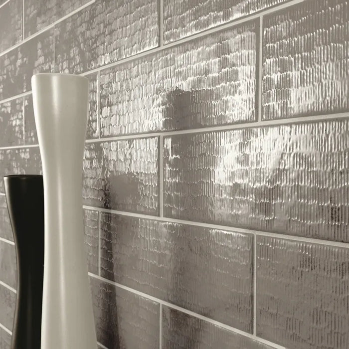 Dettaglio ambientazione piastrella per rivestimento in gres porcellanato effetto mattoncino lucido 7,5x30 cm della collezione Inciso, colore Pebble di Ceramica Settecento