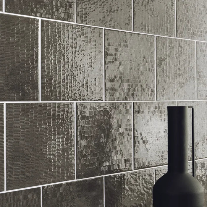 Ambientazione con piastrella per rivestimento in gres porcellanato effetto Scalpellato Lucido 16,5X16,5 cm della collezione Inciso, colore Porphyr di Ceramica Settecento. Rivestimento bagno e cucina moderno