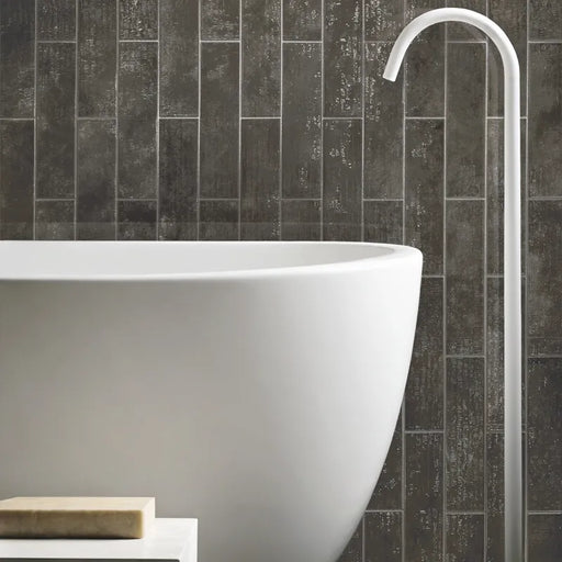 Dettaglio ambientazione Bagno Moderno piastrella per rivestimento in gres porcellanato effetto mattoncino lucido 7,5x30 cm della collezione Inciso, colore Porphyr di Ceramica Settecento