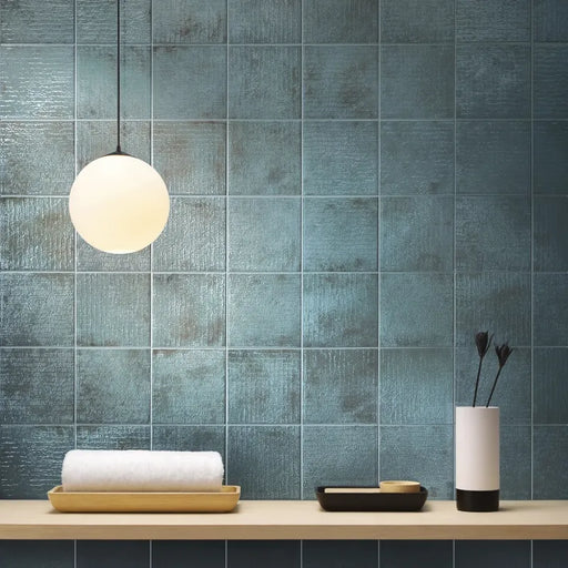 Ambientazione con piastrella per rivestimento in gres porcellanato effetto Scalpellato Lucido 16,5X16,5 cm della collezione Inciso, colore Sapphire di Ceramica Settecento.  Rivestimento bagno e cucina moderno