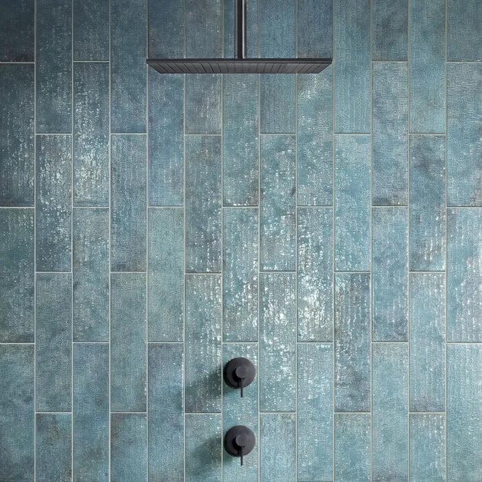 doccia moderna con rubinetteria nero opaco e piastrella per rivestimento in gres porcellanato effetto Scalpellato Lucido della collezione Inciso, colore Sapphire di Ceramica Settecento