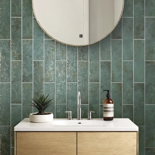 Dettaglio ambientazione di un bagno moderno minimalista con piastrella per rivestimento in gres porcellanato effetto mattoncino lucido 7,5x30 cm della collezione Inciso, colore Sapphire di Ceramica Settecento