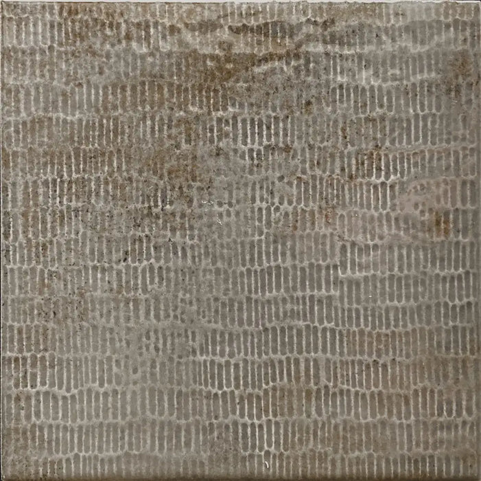 Dettaglio piastrella per rivestimento in gres porcellanato effetto Scalpellato lucido Square 16,5x16,5 cm della collezione Inciso, colore Pebble di Ceramica Settecento