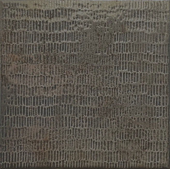 Dettaglio piastrella per rivestimento in gres porcellanato effetto Scalpellato lucido Square 16,5x16,5 cm della collezione Inciso, colore Porphyr di Ceramica Settecento