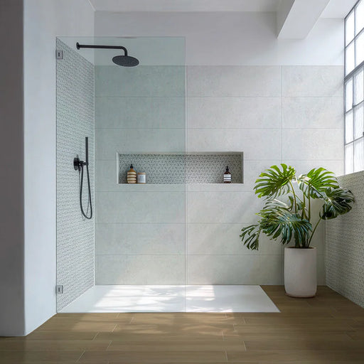 Piastrella per rivestimenti in bicottura pasta bianca effetto pietra della collezione Indira di Idea Ceramica, formato 33x100 cm, colore Ice