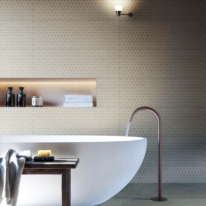 Piastrella per rivestimenti in bicottura pasta bianca con decoro geometrico della collezione Indira di Idea Ceramica, formato 33x100 cm, colore Cream