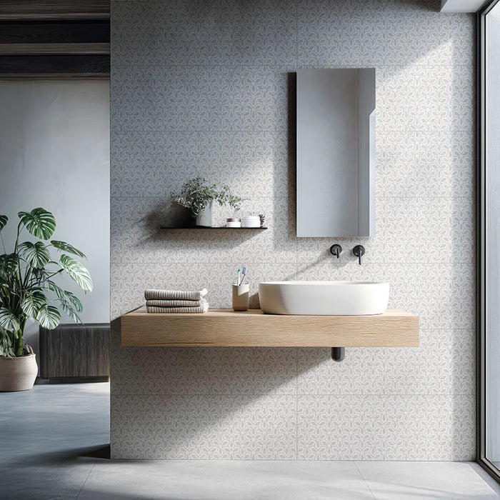 Piastrella per rivestimenti in bicottura pasta bianca con decoro geometrico della collezione Indira di Idea Ceramica, formato 33x100 cm, colore Ice