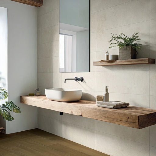 Piastrella per rivestimenti in bicottura pasta bianca effetto pietra della collezione Indira di Idea Ceramica, formato 33x100 cm, colore Sand