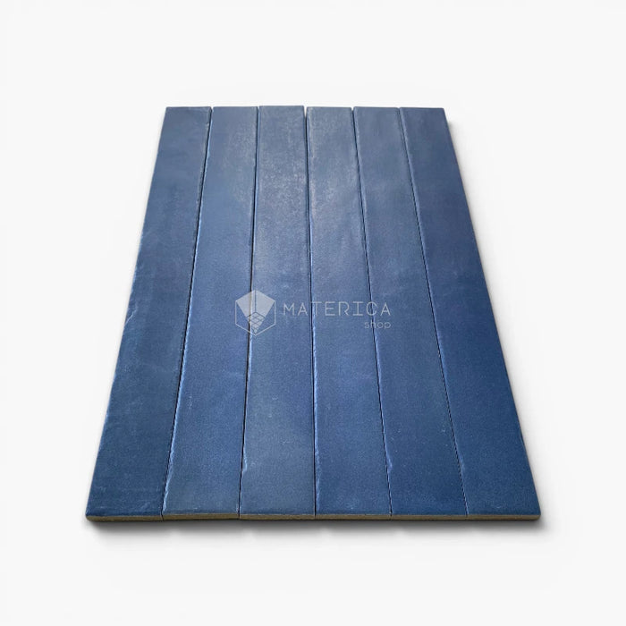Foto piastrelle per pavimento e rivestimento interno in gres porcellanato effetto mattoncino della collezione Iridescent di Ceramica Rondine, formato 4.8x45 cm, colore Blue