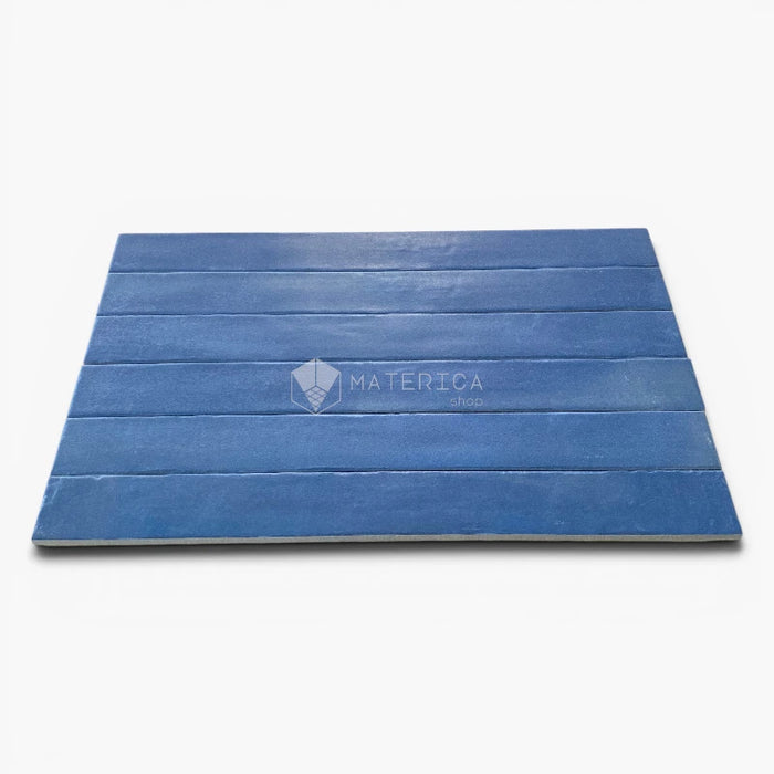 Foto piastrella per pavimento e rivestimento interno in gres porcellanato effetto mattoncino della collezione Iridescent di Ceramica Rondine, formato 4.8x45 cm, colore Blue