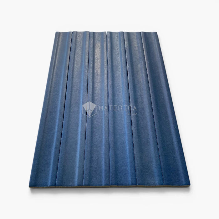 Foto piastrelle per rivestimento interno in gres porcellanato effetto mattoncino della collezione Iridescent di Ceramica Rondine, formato 4.8x45 cm, colore 3D Hump Blue