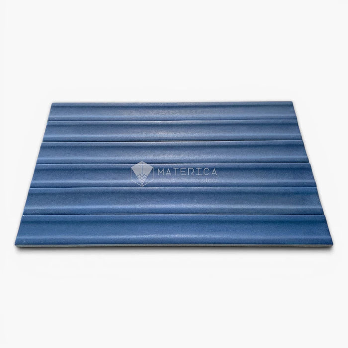 Foto piastrelle per rivestimento interno in gres porcellanato effetto mattoncino della collezione Iridescent di Ceramica Rondine, formato 4.8x45 cm, colore 3D Hump Blue