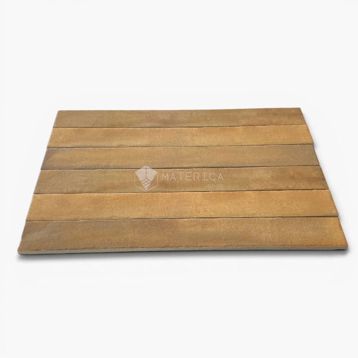 Foto piastrelle per pavimento e rivestimento interno in gres porcellanato effetto mattoncino della collezione Iridescent di Ceramica Rondine, formato 4.8x45 cm, colore Caramel