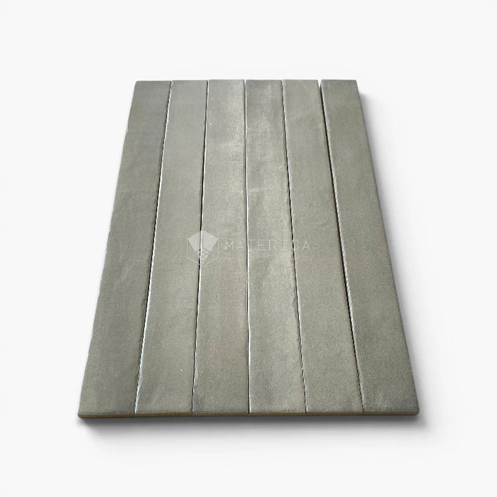 Foto piastrelle per pavimento e rivestimento interno in gres porcellanato effetto mattoncino della collezione Iridescent di Ceramica Rondine, formato 4.8x45 cm, colore Grey