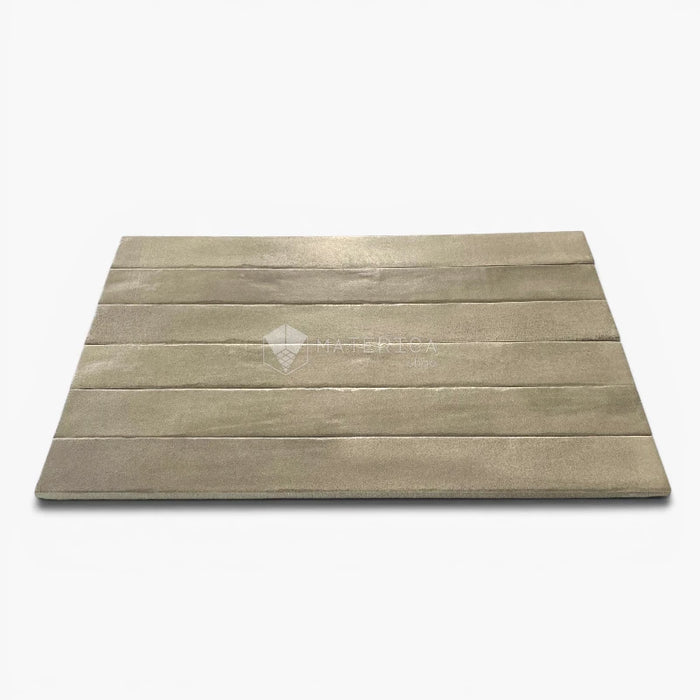 Foto piastrelle per pavimento e rivestimento interno in gres porcellanato effetto mattoncino della collezione Iridescent di Ceramica Rondine, formato 4.8x45 cm, colore Taupe