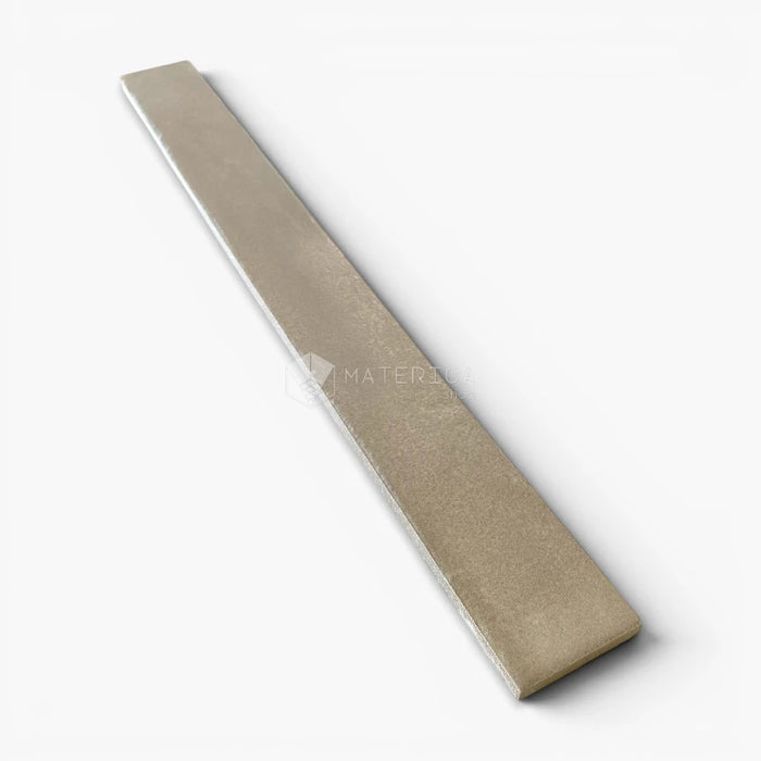 Foto piastrella per pavimento e rivestimento interno in gres porcellanato effetto mattoncino della collezione Iridescent di Ceramica Rondine, formato 4.8x45 cm, colore Taupe
