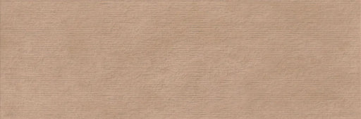 Piastrella per rivestimento bagno in bicottura pasta bianca rigata a rilievo della collezione Pictura di Idea Ceramica, formato 33x100 cm, colore Trame Argilla