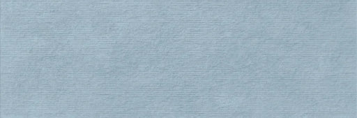 Piastrella per rivestimento bagno in bicottura pasta bianca rigata a rilievo della collezione Pictura di Idea Ceramica, formato 33x100 cm, colore Trame Petrolio