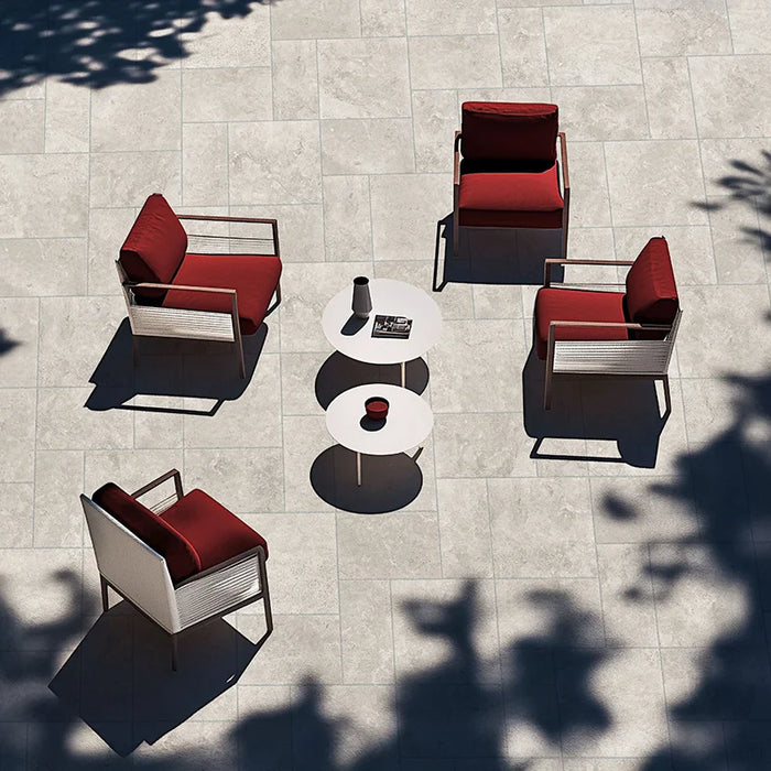 Gazebo con porltrone rosse e pavimento Colosseum Ivory di Idea Ceramica in gres porcellanato effetto pietra 40x60 cm con bordo irregolare anticato per esterni rustici