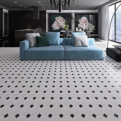 Salotto moderno bianco e nero con divano azzurro e pavimento in gres ottagonale con tozzetto nero della collezione Imperiale di Self Style by Keradom, formato 15x15 colore bianco