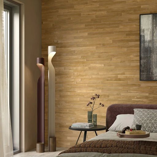 Dettaglio camera padronale con letto in tessuto, lampade moderne e rivestimento muro in gres porcellanato effetto mattoncino della collezione Iridescent di Ceramica Rondine, formato 4.8x45 cm, colore Caramel
